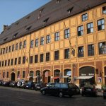 1200px-Augsburg_Fuggerhaeuser_Stadtpalast