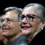 7M9TlVcUtD-nejzinata-bankarska-smetka-ima-46-milijardi-dolari-vozi-vo-alkoholizirana-sostojba-a-parite-gi-trosi-na-specificni-raboti-300×225