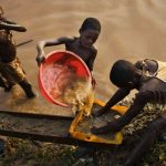 congo-children-panning-for-gold